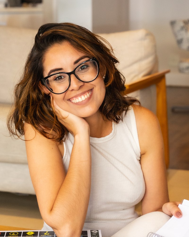 Dra. Ana Cláudia Fernandes com materiais de CAA